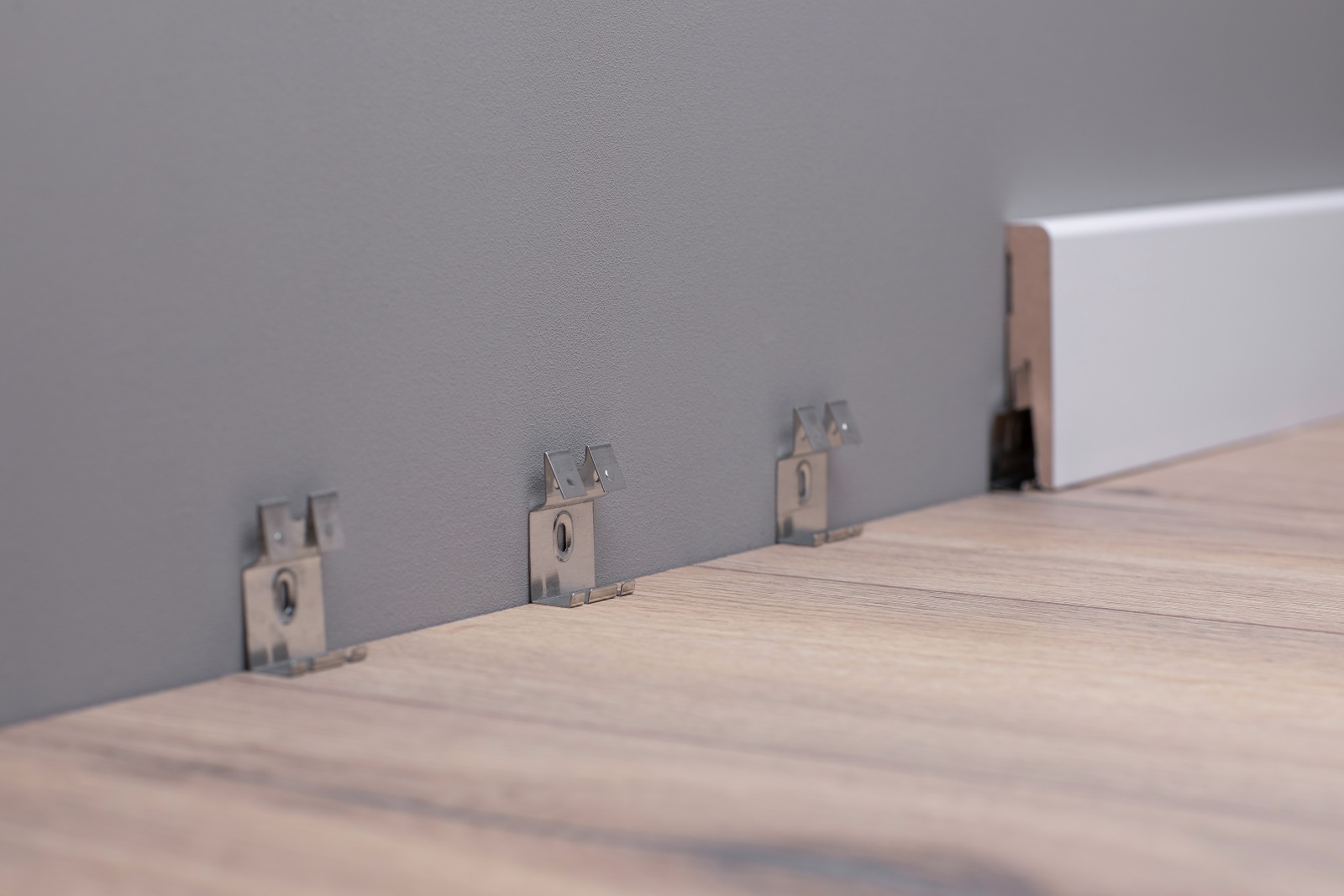 Clips de plinthes pour toutes les plinthes MDF de 80 à 150 mm