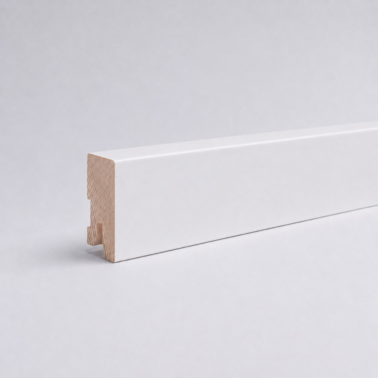 Rodapié de madera maciza 40x15 mm, lacado blanco opaco RAL 9016