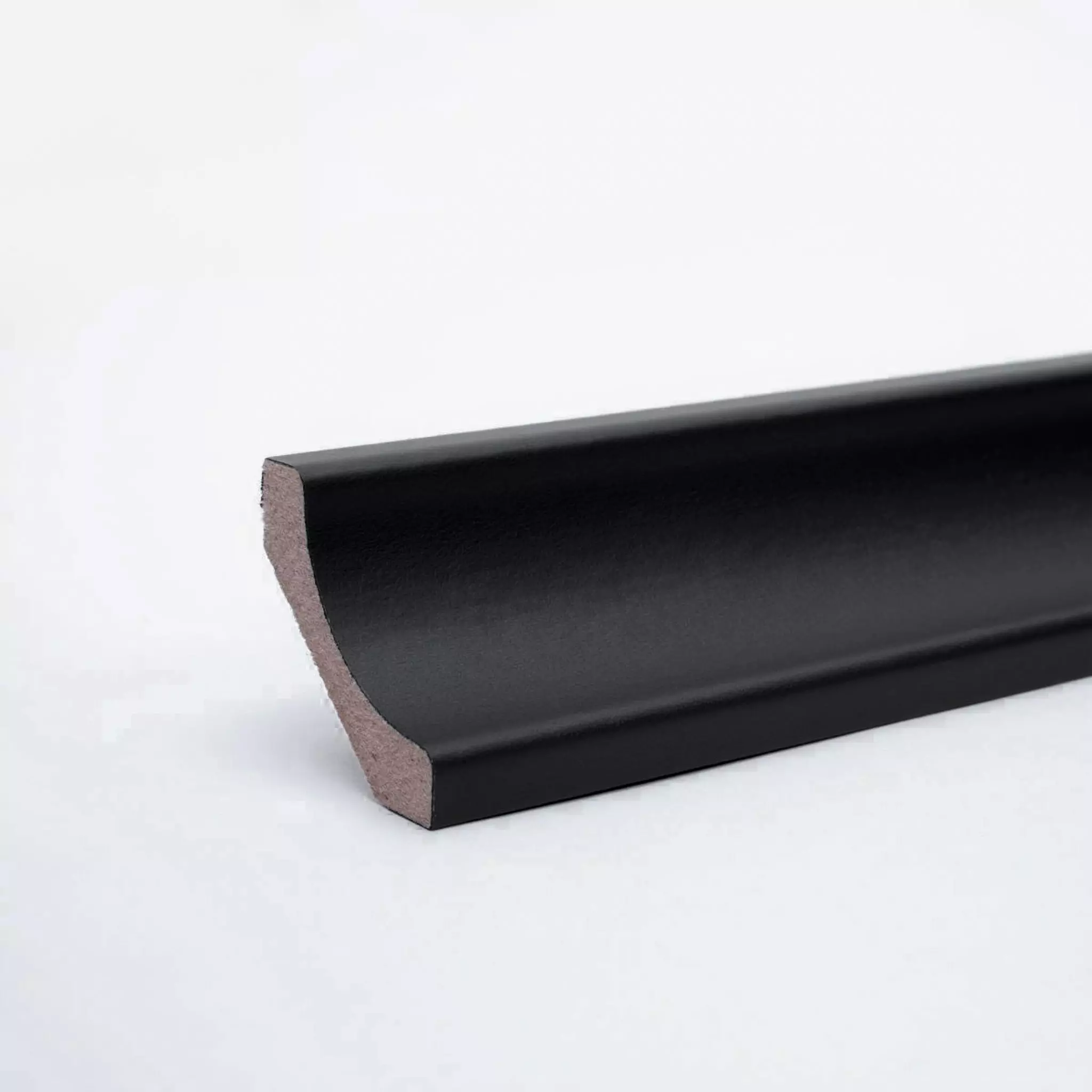 Hohlkehlleiste auf MDF-Träger Schwarz