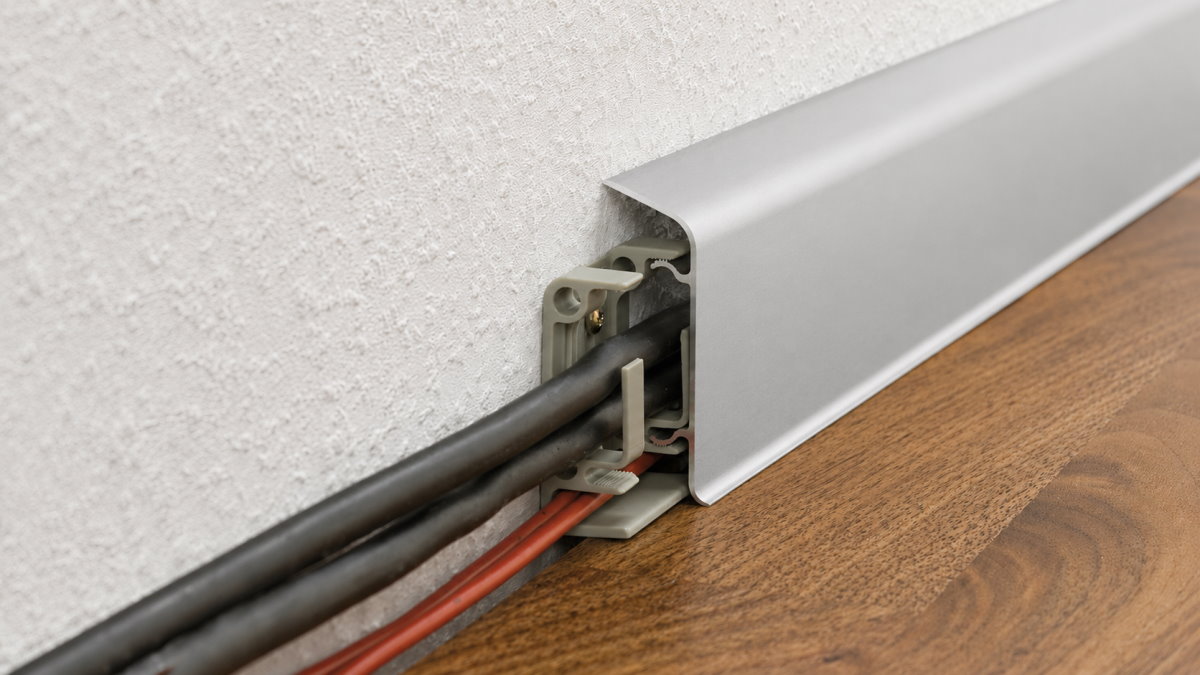 Rodapiés de metal para el montaje de cables - plata