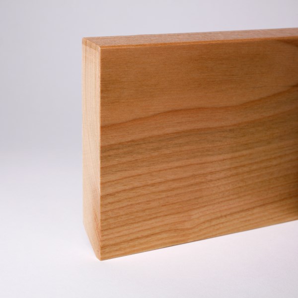 Plinthe en bois massif biseautée 100 mm - cerisier verni