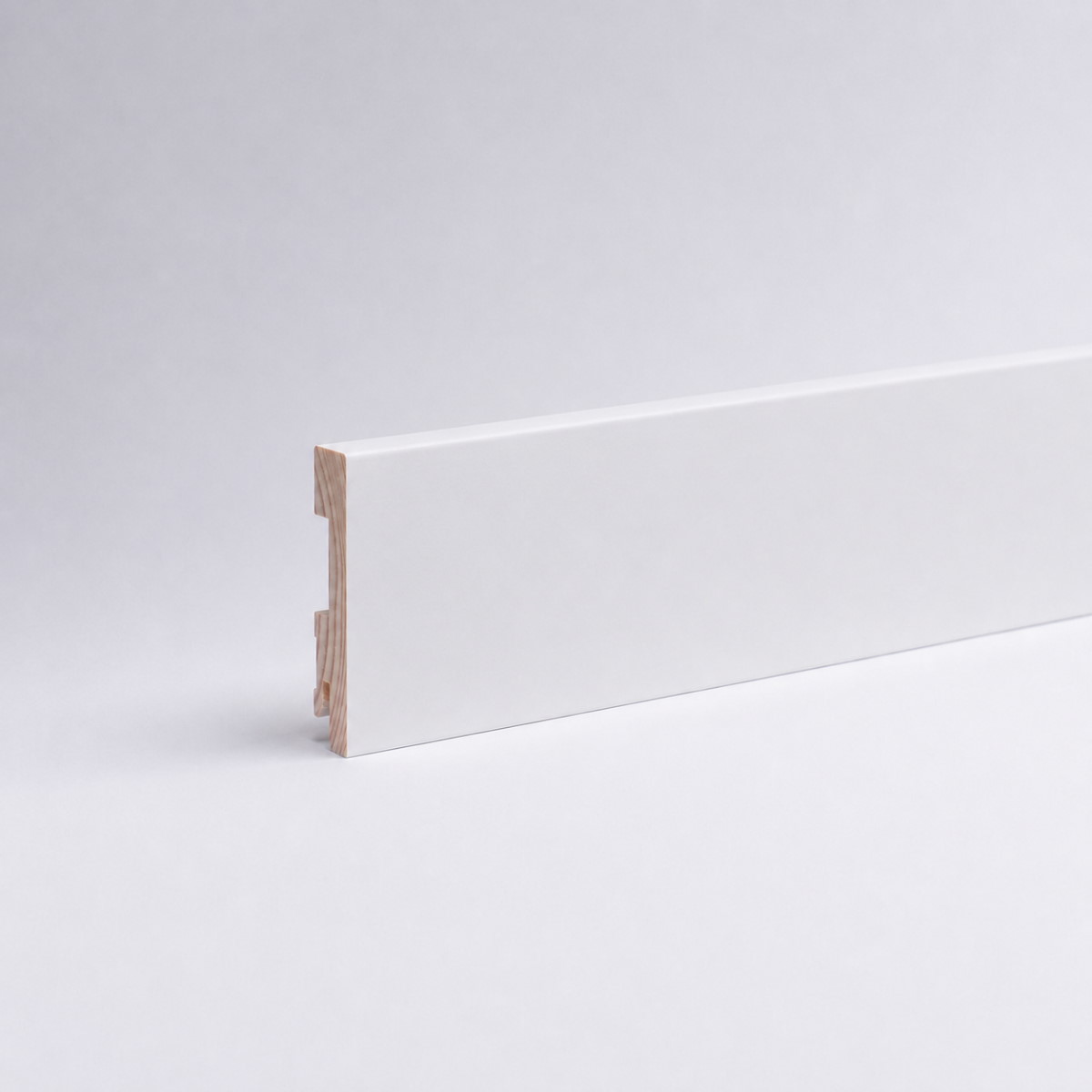 Rodapié de madera maciza 80 x 15 mm R3 borde delantero biselado, lacado blanco opaco RAL 9016