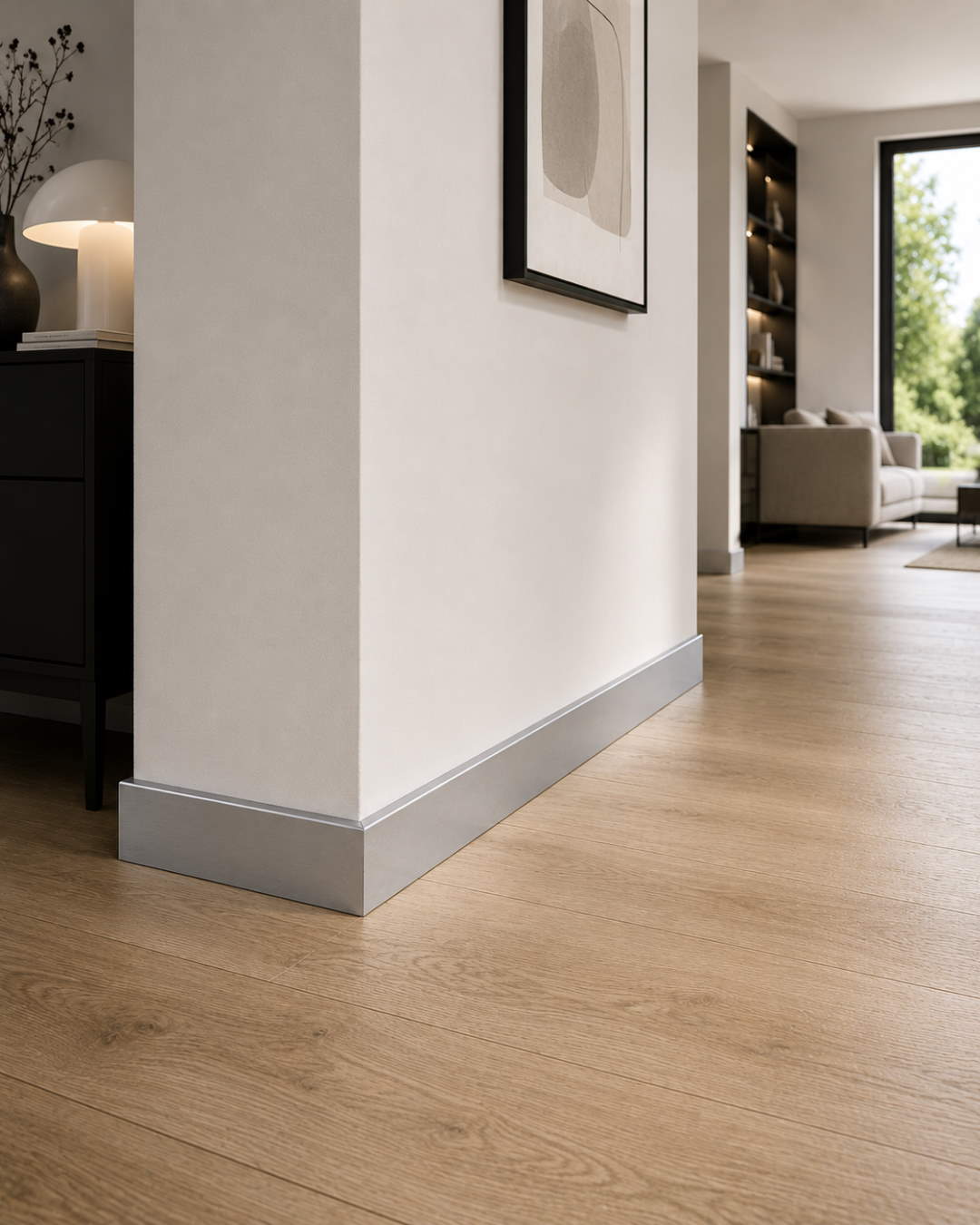 Rodapié con acabado tipo madera 60 mm, decoración acero