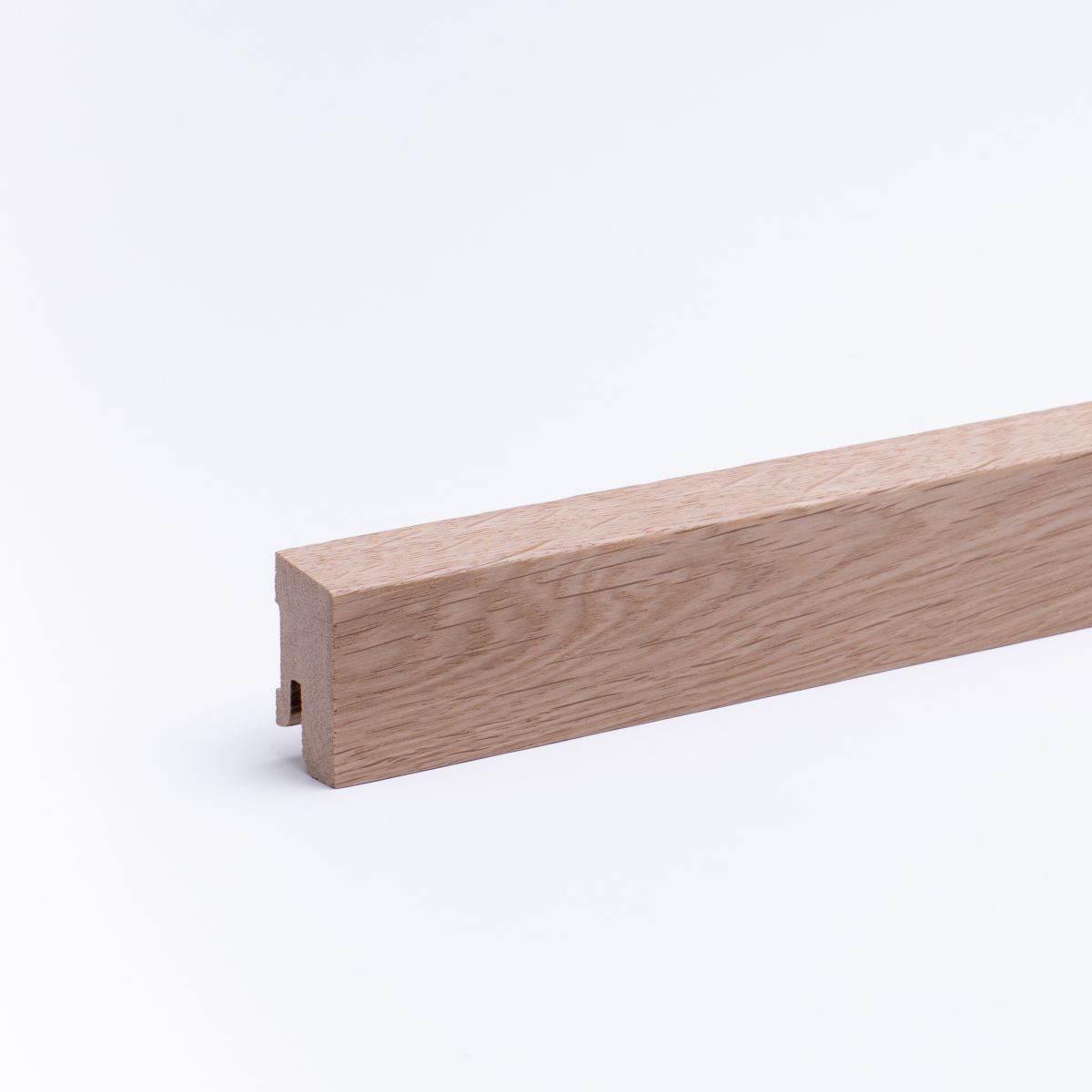 Plinthe en bois massif 40 x 16 mm bord avant biseauté - chêne laqué