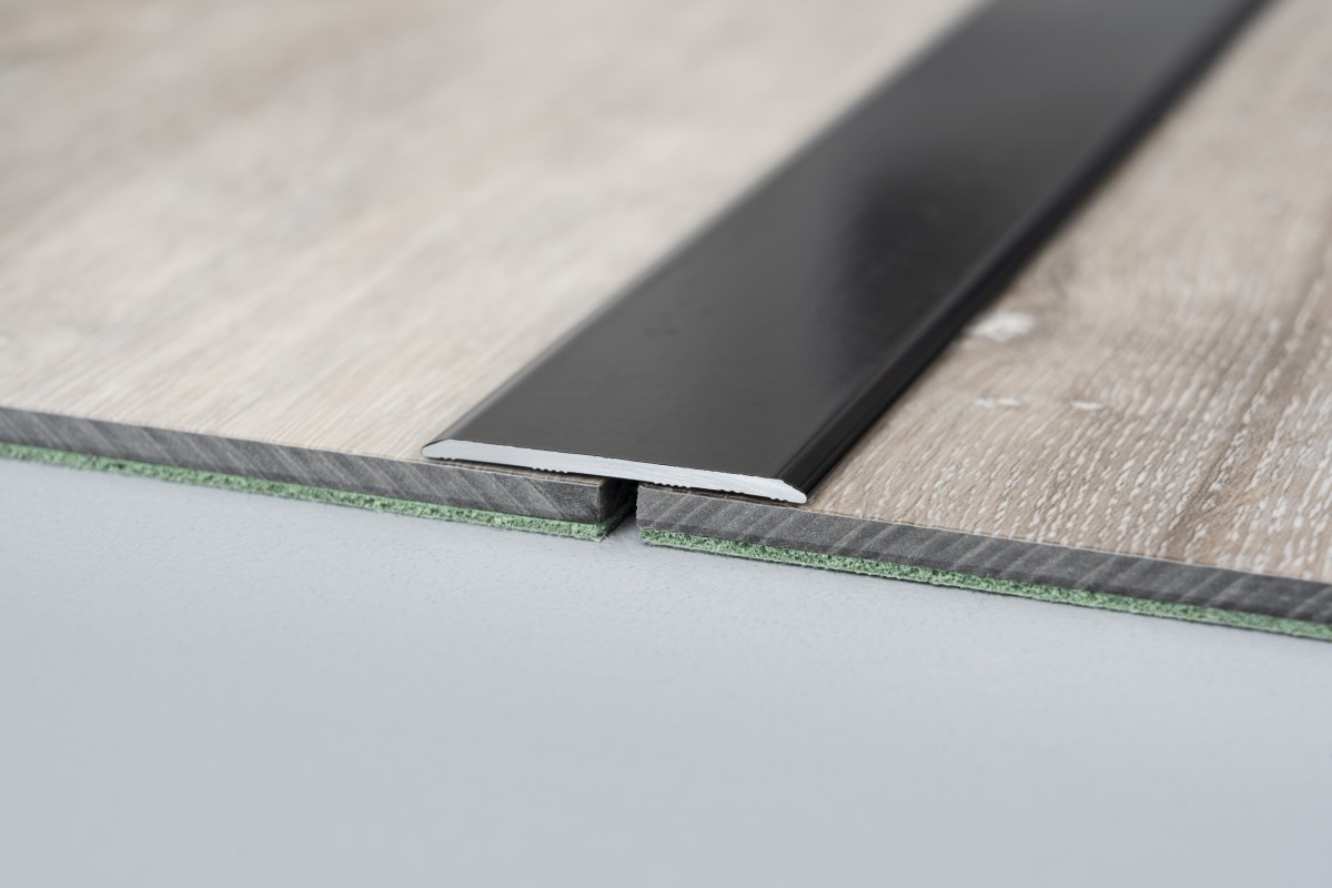 Profilé de transition 40 mm autocollant Revêtement époxy noir - 1,00 m