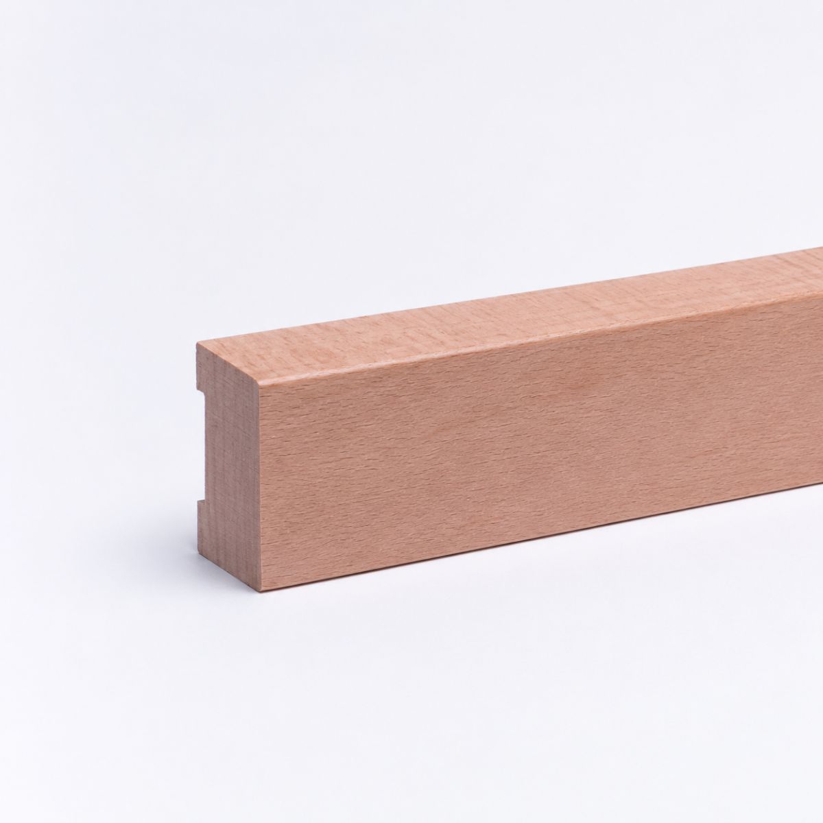 28,8 m lineales de zócalo de madera maciza de 40 mm con bordes biselados - haya lacada