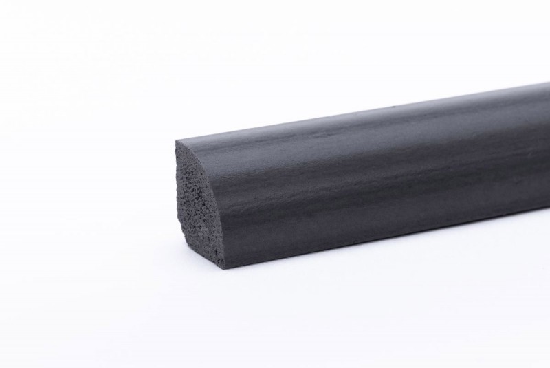 Plinthe autocollante flexible de 50 x 20 mm. Longueur 25 m noir